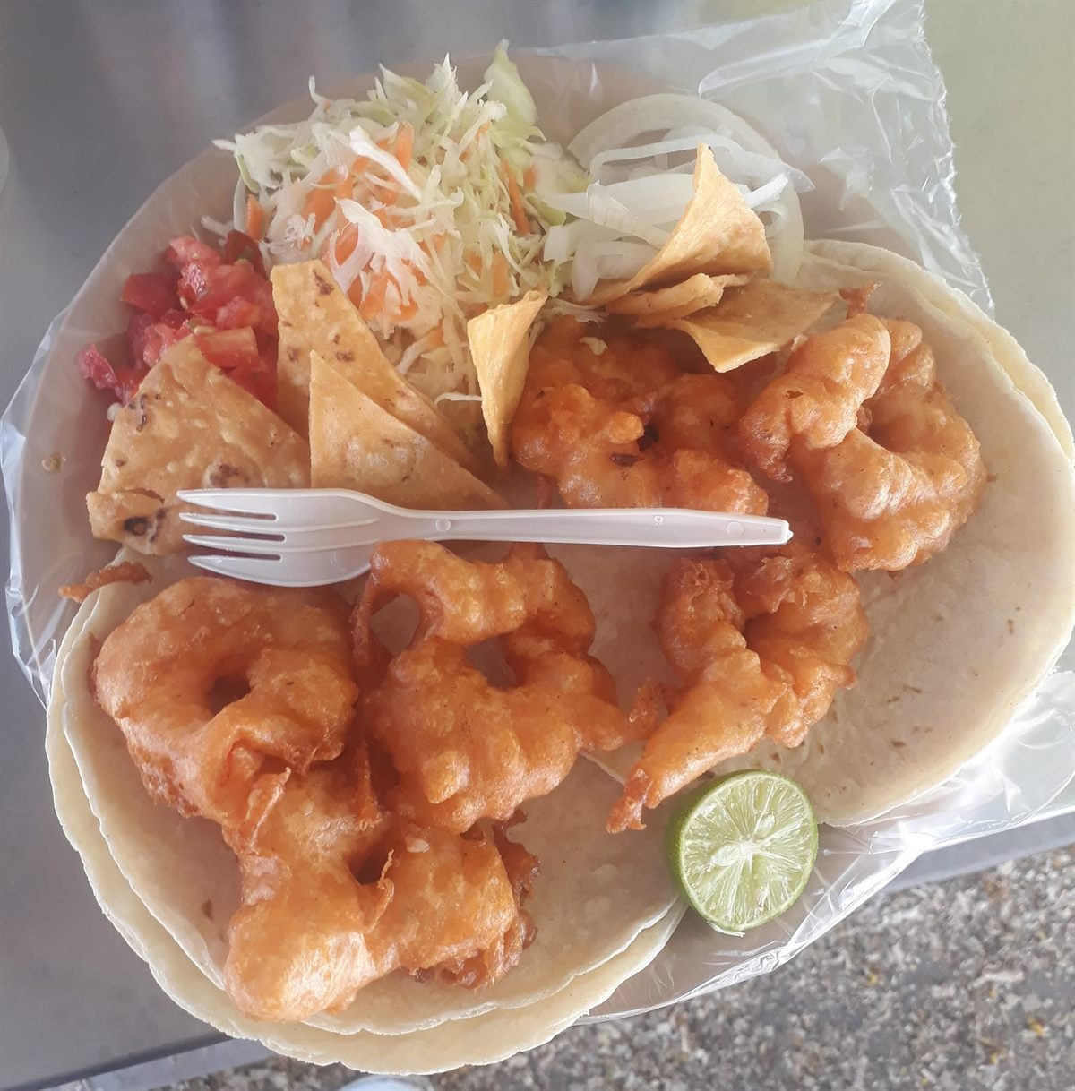 Camarones recién capeados sobre tortilla