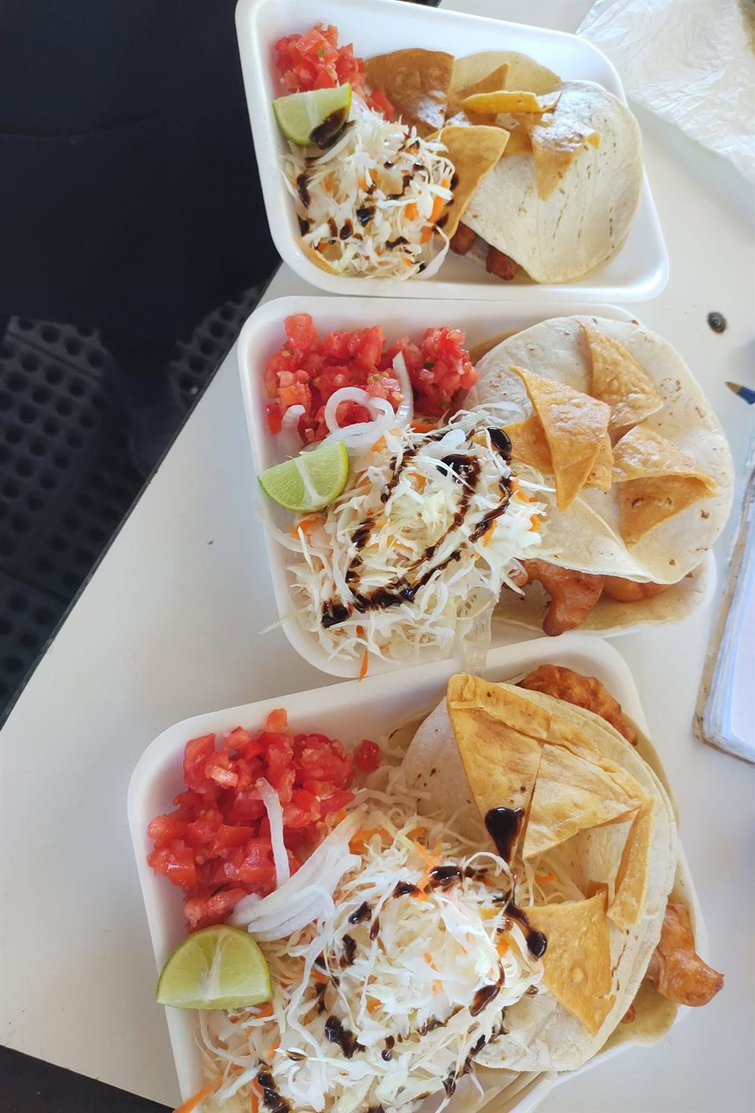 Charolas de tacos capeados listas para llevar